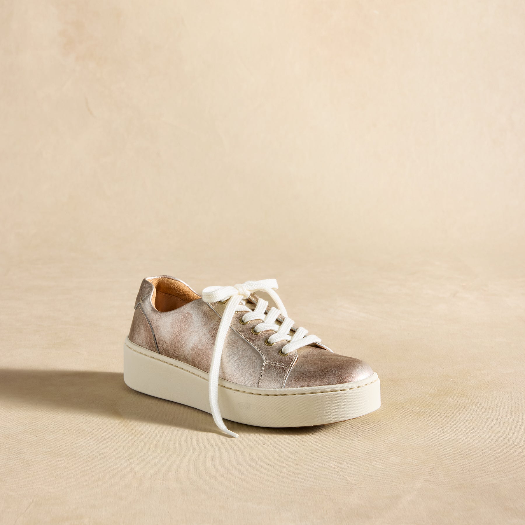 Mira Sneakers