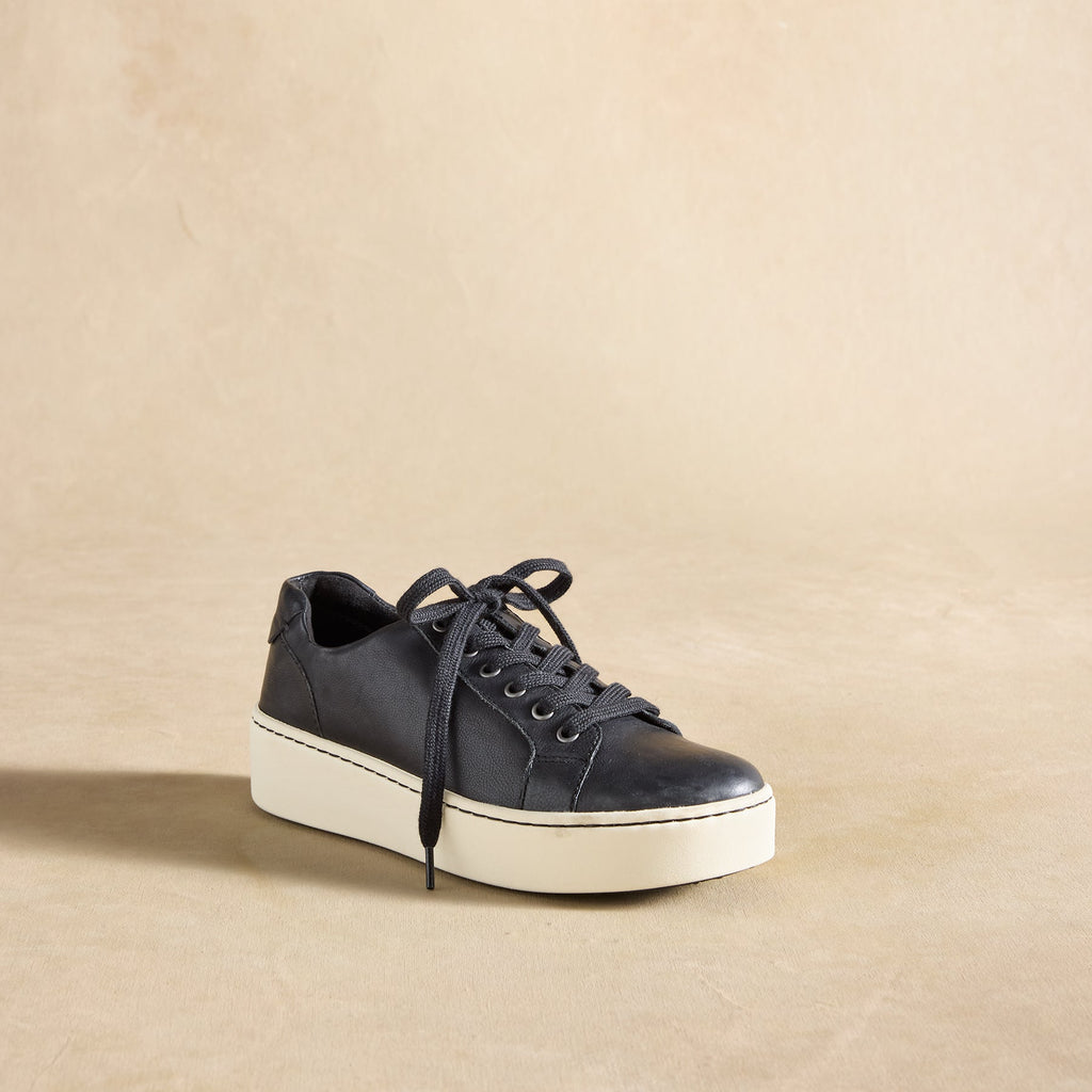 Mira Sneakers