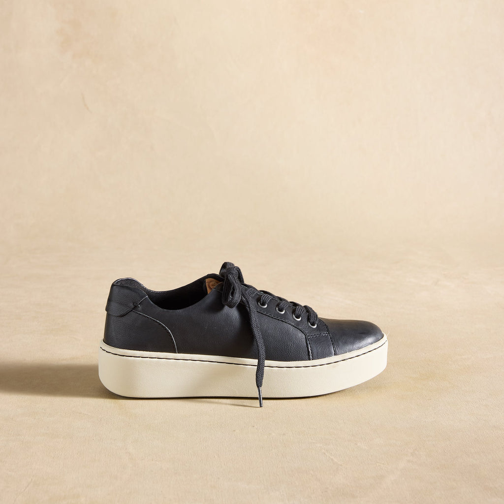 Mira Sneakers