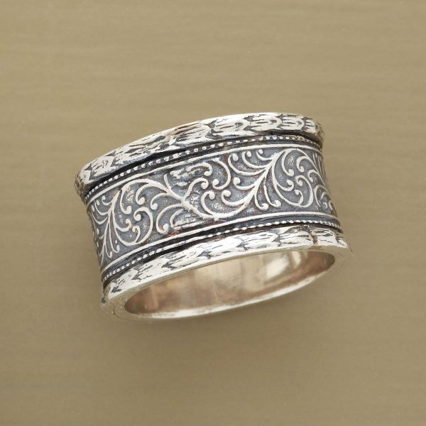 Round The Vine Ring
